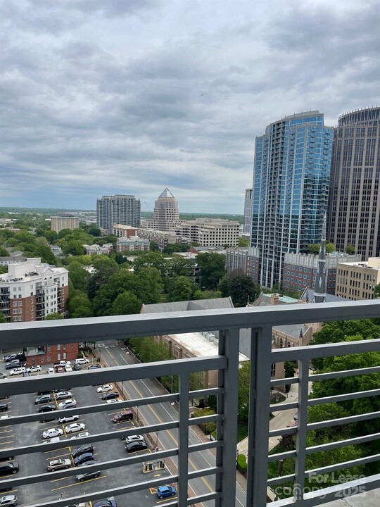 333 W Trade St in Charlotte, NC - Building Photo