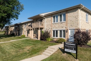 Biscayne Apartments in Racine, WI - Building Photo