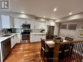 435 English Rose Ln in Oakville, ON - Building Photo - Building Photo