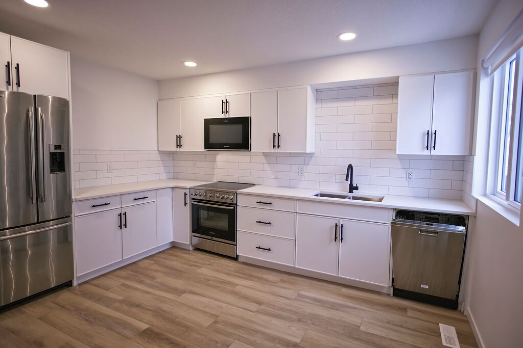 12116-12143 43 St NW in Edmonton, AB - Building Photo