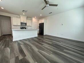 5301 E Commerce Way in Sacramento, CA - Foto de edificio - Building Photo