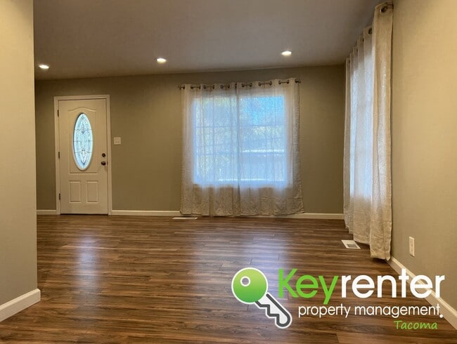 348 Harvard Ave in Fircrest, WA - Building Photo - Building Photo