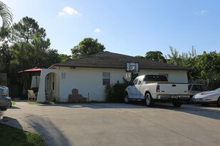 4050-4118 42nd Way S in Lake Worth, FL - Building Photo