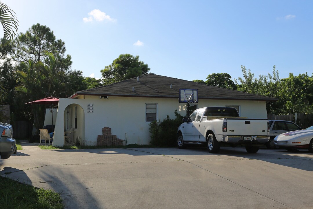 4050-4118 42nd Way S in Lake Worth, FL - Building Photo