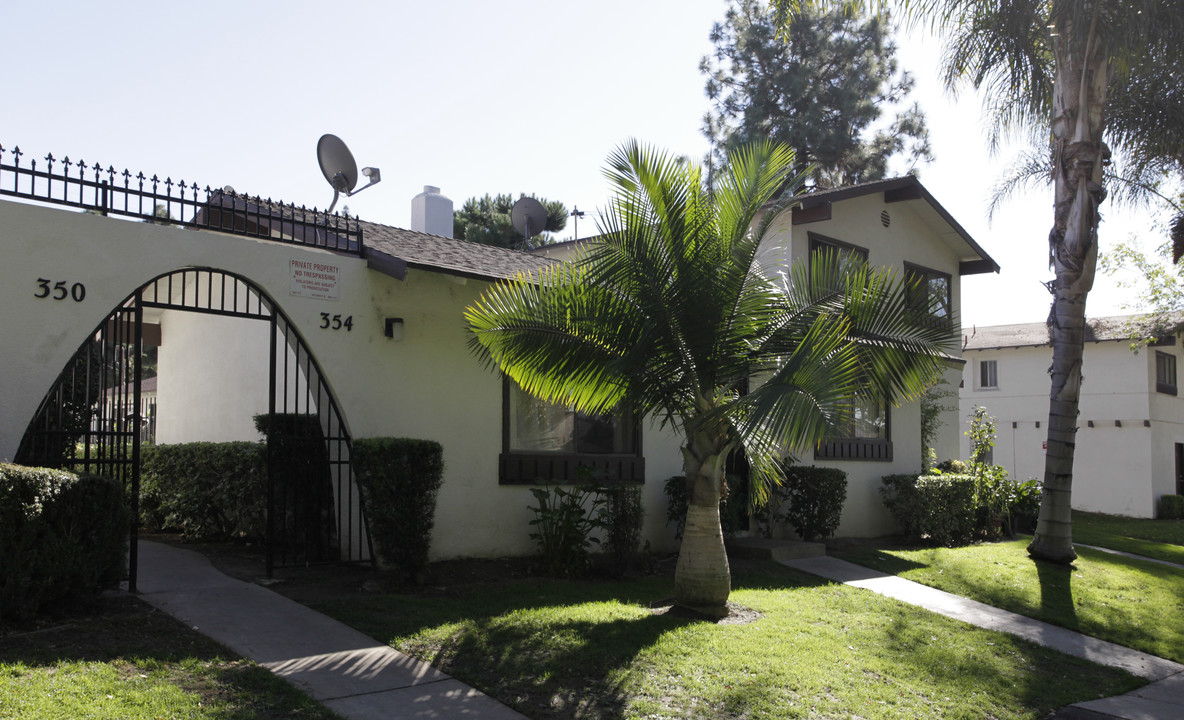 350-354 Spencer Ave in Upland, CA - Foto de edificio