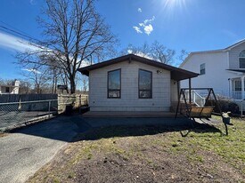78 Carlton Ave in Mastic, NY - Building Photo
