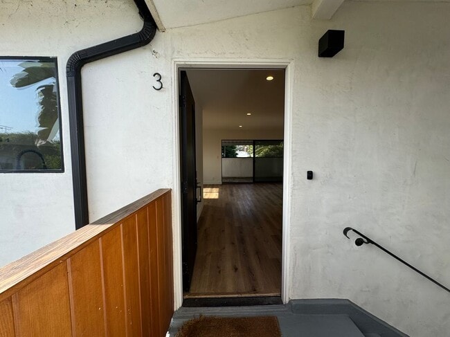 1347 N Stanley Ave in West Hollywood, CA - Foto de edificio - Building Photo