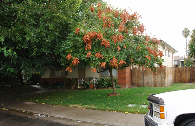 811 Cathedral Ct in Sacramento, CA - Foto de edificio - Building Photo