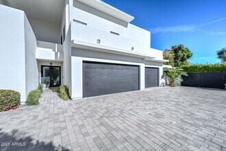 5001 N Chiquita Ln in Paradise Valley, AZ - Building Photo - Building Photo