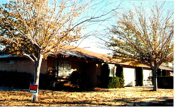 13151 Lakota Rd in Apple Valley, CA - Foto de edificio - Building Photo