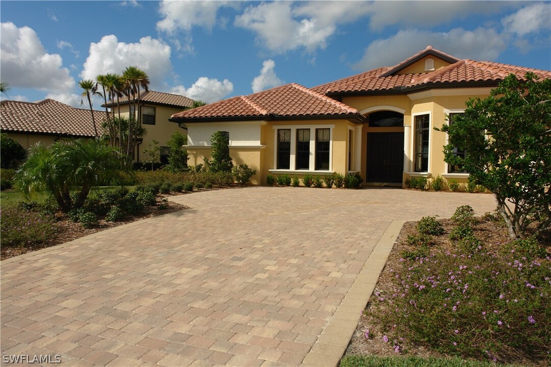 10142 Avalon Lake Cir in Ft. Myers, FL - Building Photo