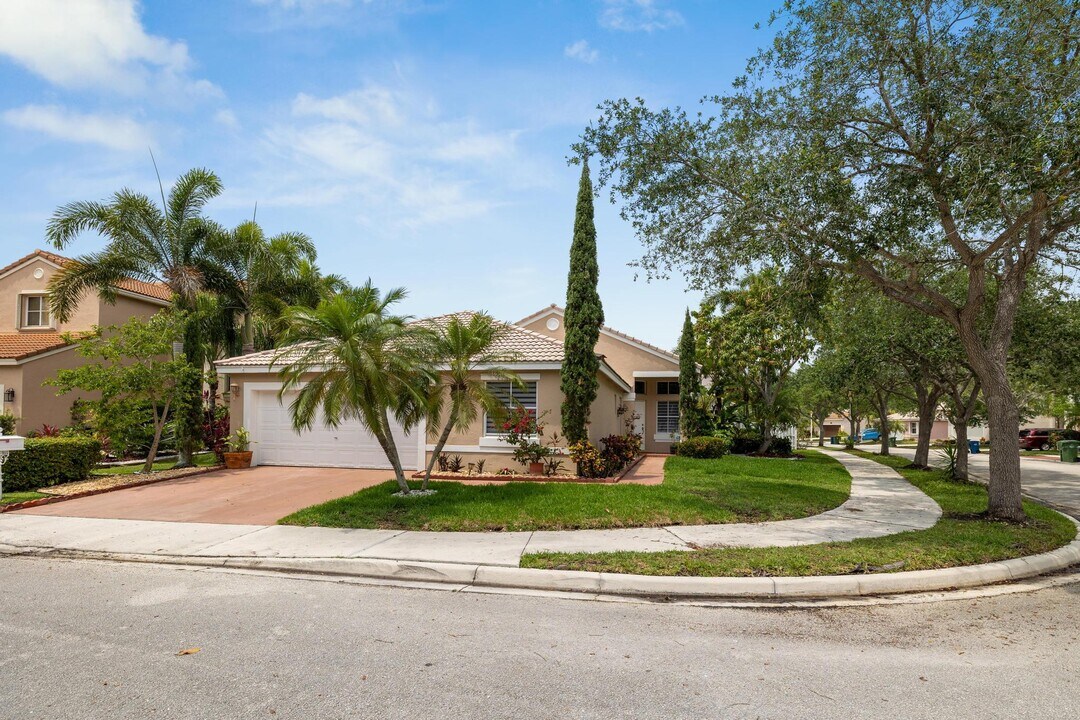 1015 Thistle Creek Ct in Weston, FL - Building Photo