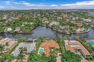 655 Galleon Dr in Naples, FL - Building Photo