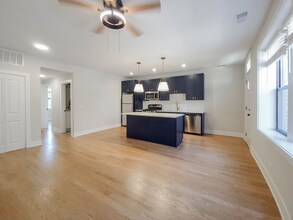2028 W Montrose Ave, Unit 2A in Chicago, IL - Building Photo - Building Photo
