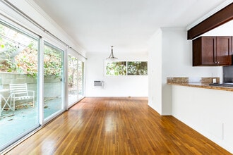 1721 W Silver Lake Dr in Los Angeles, CA - Foto de edificio - Building Photo
