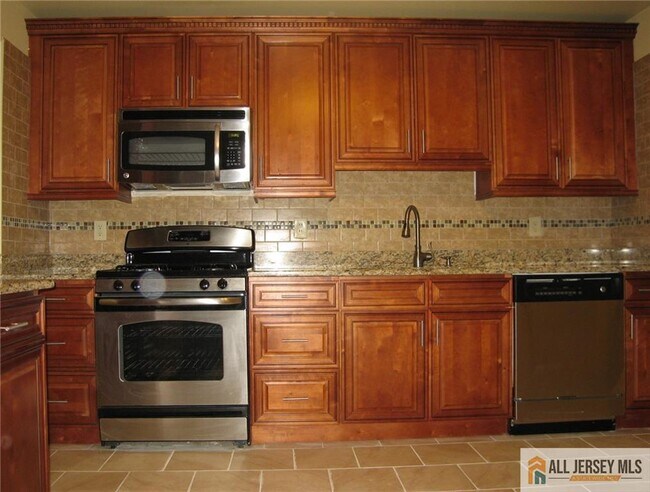 1218 Plymouth Rd in North Brunswick, NJ - Building Photo - Building Photo