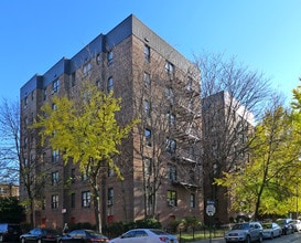 Elmback Complex in Elmhurst, NY - Foto de edificio - Building Photo