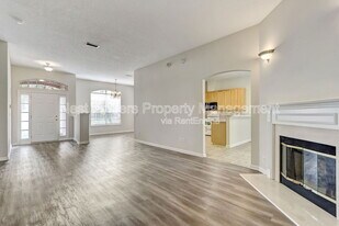 749 Grand Parke Dr in Jacksonville, FL - Building Photo
