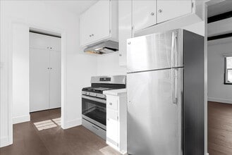 107 S Aviation Blvd in Manhattan Beach, CA - Building Photo - Building Photo