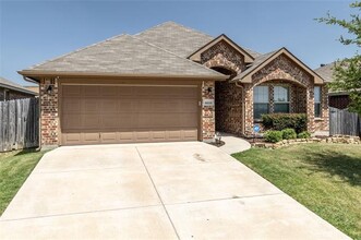 8033 Big Spruce Ln in Fort Worth, TX - Building Photo - Building Photo