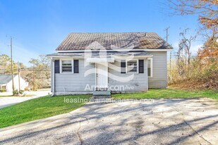 693 Arlington Rd in Greer, SC - Building Photo