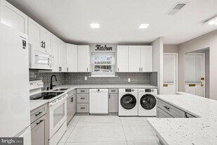 124 Hampstead Dr in Ambler, PA - Building Photo