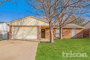 7437 Sandhurst Ln E in North Richland Hills, TX - Building Photo