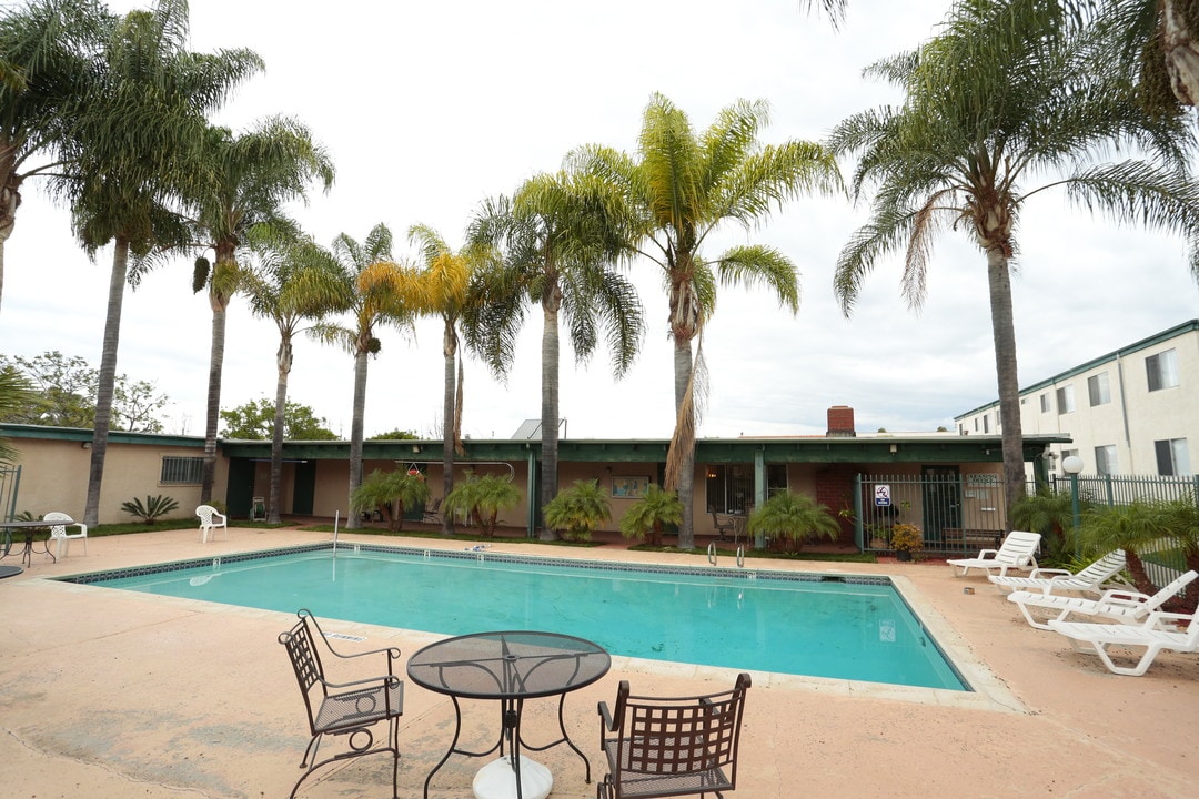 Foothill Courtyards in Vista, CA - Building Photo