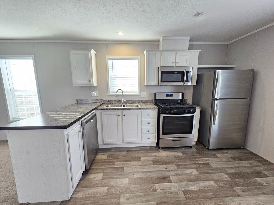 107 Beech in Highland, MI - Building Photo