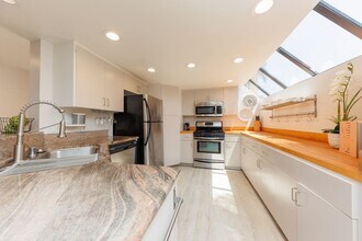 8132 Camino Del Sol in La Jolla, CA - Building Photo - Building Photo