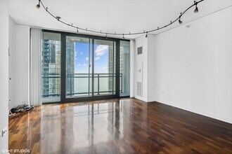 201 N Westshore Dr in Chicago, IL - Building Photo - Building Photo