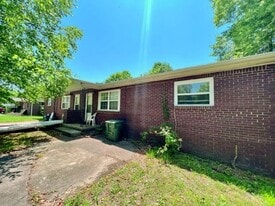 2011 Helen St in Fayetteville, AR - Building Photo