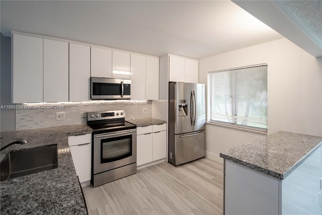 16471 Blatt Blvd in Weston, FL - Building Photo - Building Photo