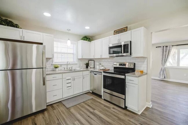 2106 Longleaf Dr in Charlotte, NC - Foto de edificio - Building Photo