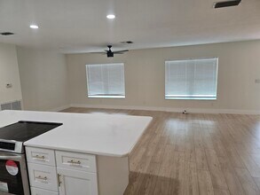 401 N Bryan Cir in Brandon, FL - Building Photo - Building Photo