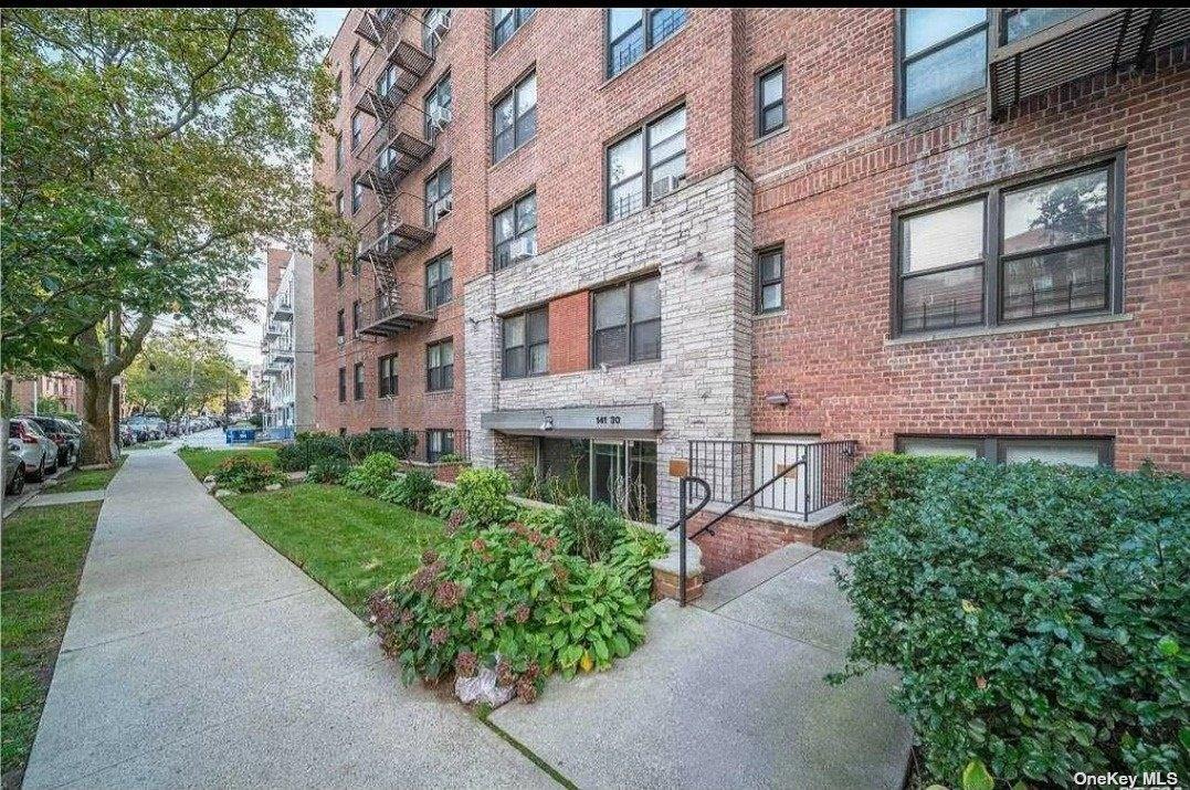 141-30 84th Rd in Queens, NY - Building Photo