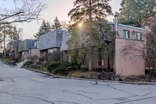 Redstone Path in Toronto, ON - Building Photo - Building Photo