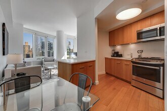 625W W 57th St in New York, NY - Building Photo - Building Photo