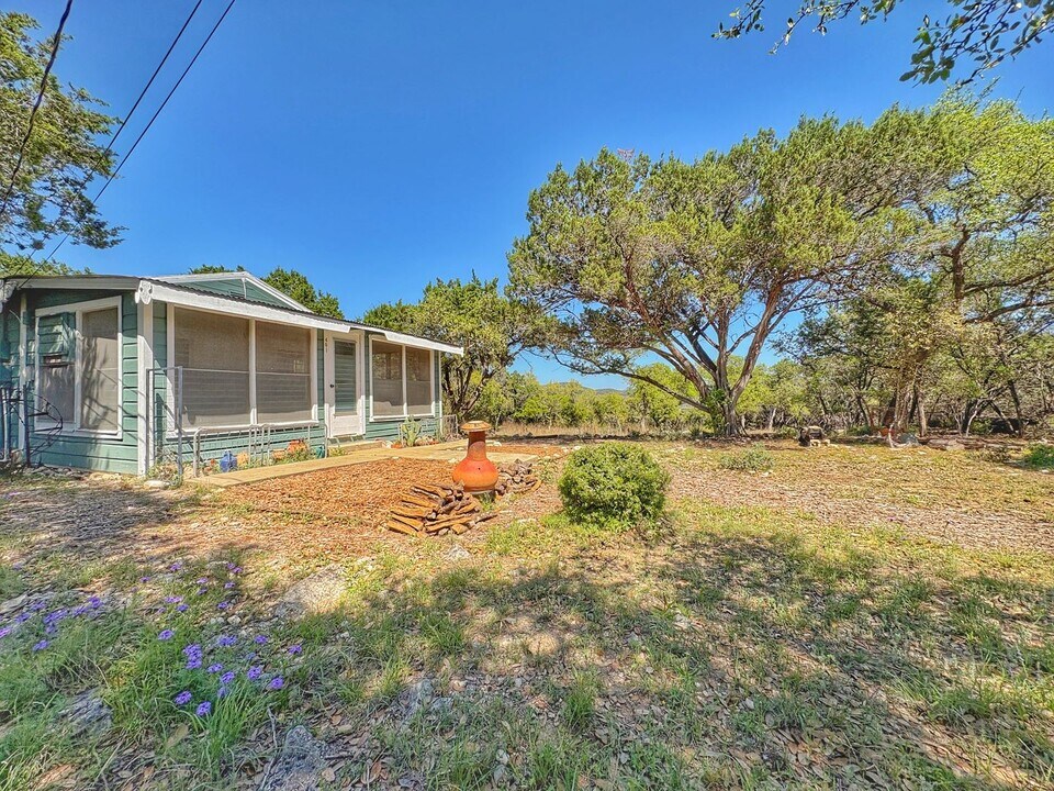 401 11th St E in Lakehills, TX - Building Photo