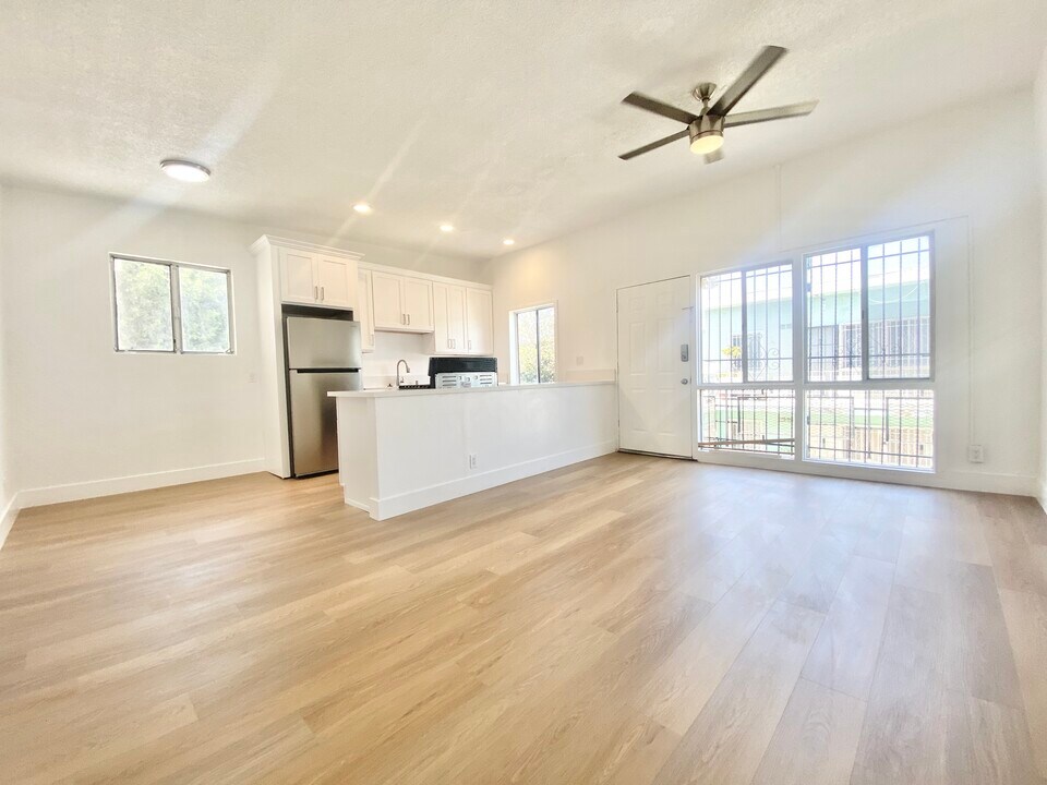 10214 S 10th Ave in Inglewood, CA - Building Photo