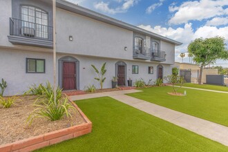 Miramar Apartments in Anaheim, CA - Foto de edificio - Building Photo