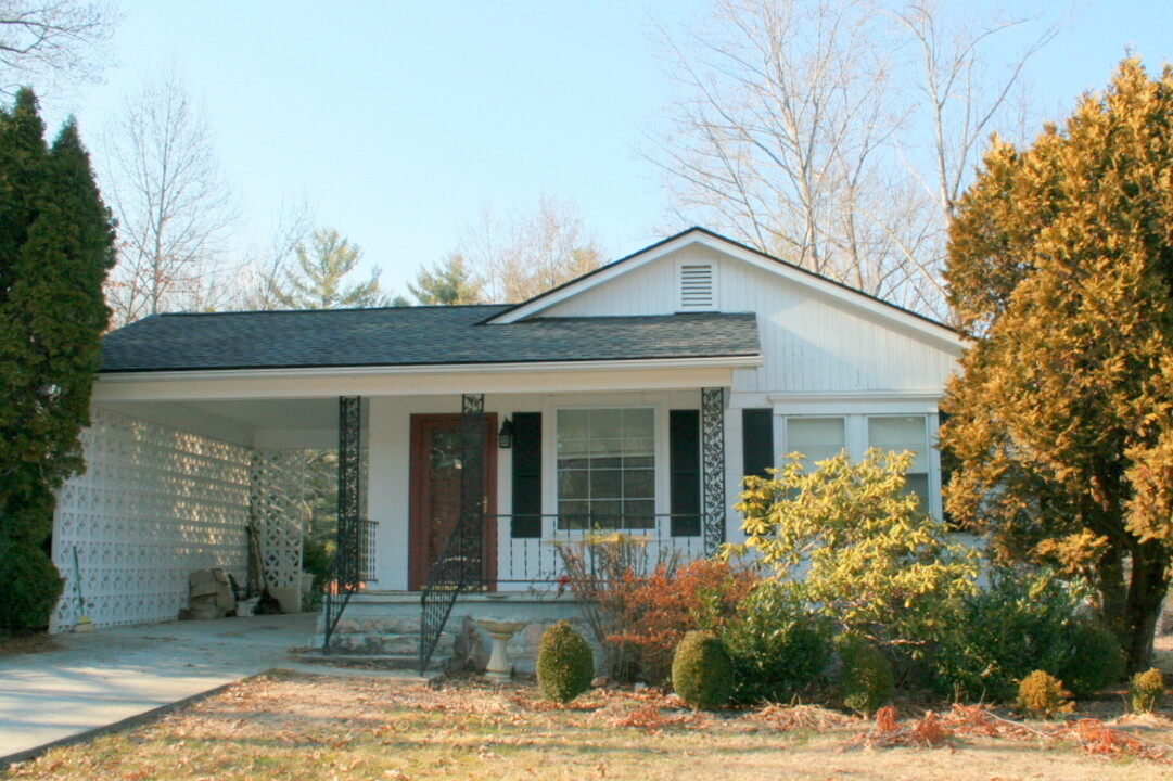 1919 Old South Carolina Ave in Hendersonville, NC - Building Photo