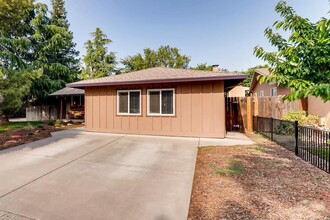 1814 Baywood Ln in Davis, CA - Foto de edificio - Building Photo