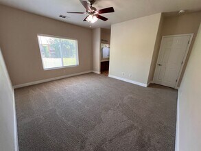 6182 E Cortland Ave in Fresno, CA - Foto de edificio - Building Photo