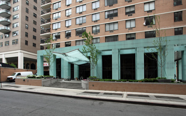 The Hilary Gardens in New York, NY - Foto de edificio - Building Photo