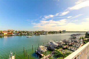 120 Brightwater Dr in Clearwater, FL - Building Photo