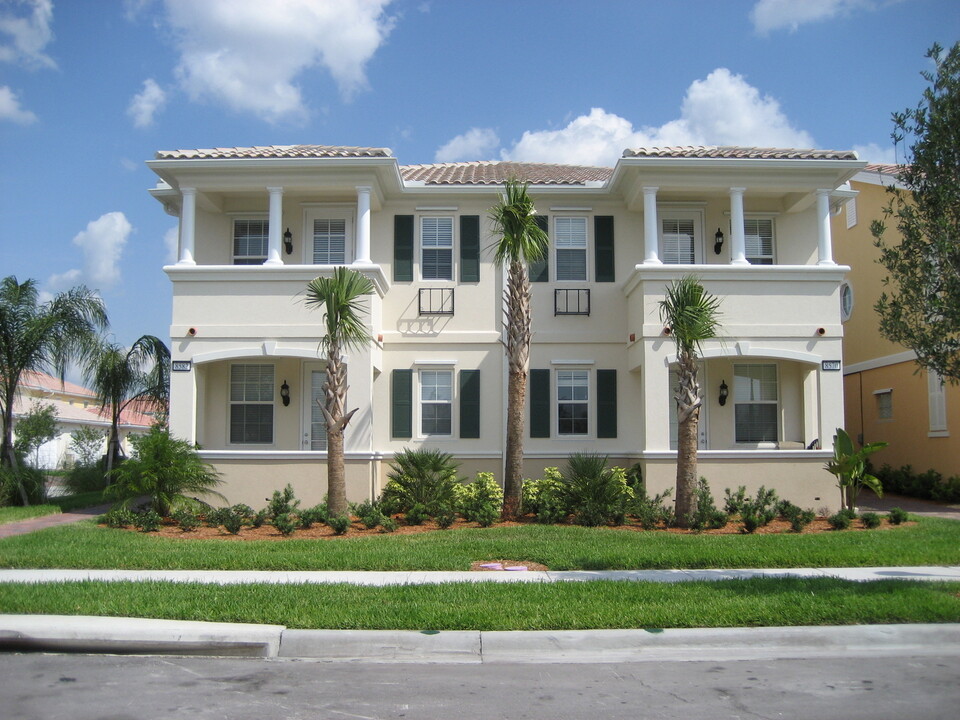 8582 Gilford Ln in Orlando, FL - Foto de edificio