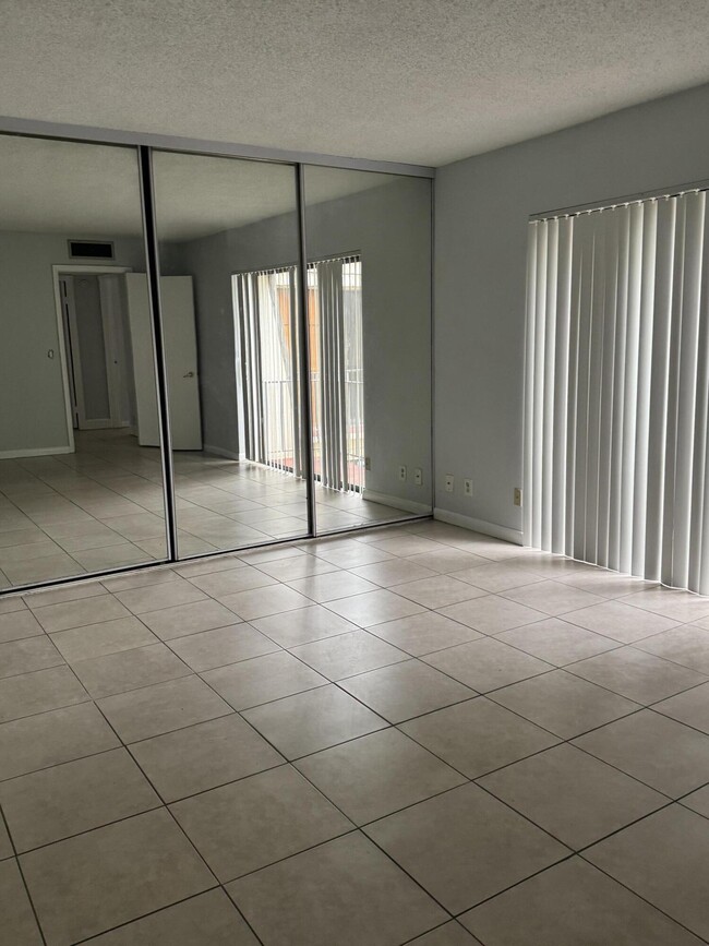 265 Lake Arbor Dr in Palm Springs, FL - Building Photo - Building Photo