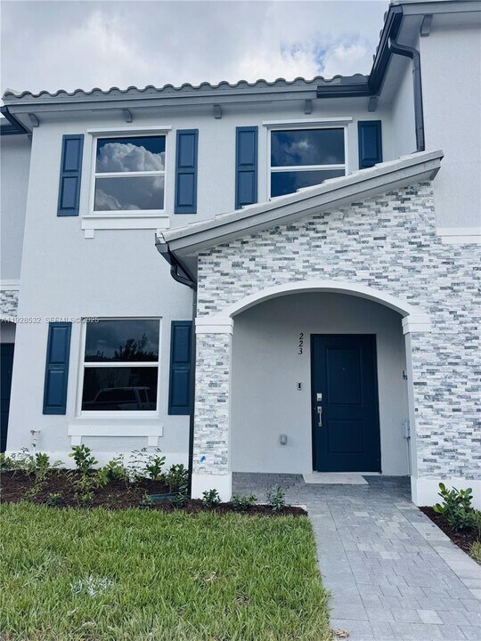 243 NW 11th Ct in Florida City, FL - Building Photo