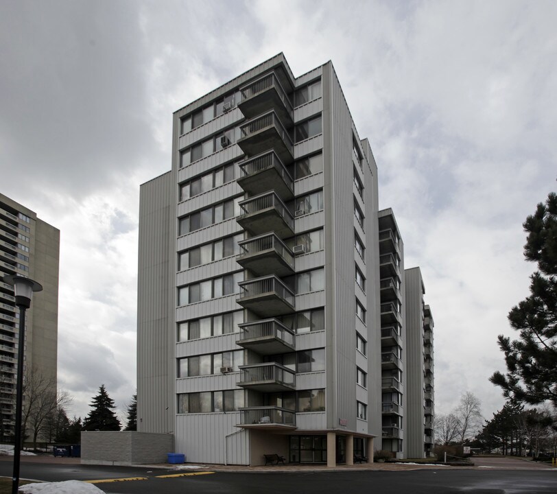 2500 Bridletowne Cir in Toronto, ON - Building Photo